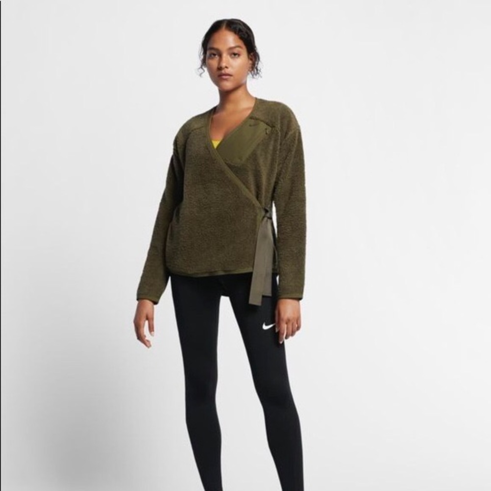 Nike Performance Sherpa Wrap